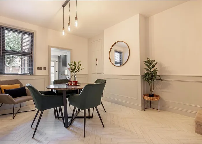 Host & Stay - Barton Road Retreat