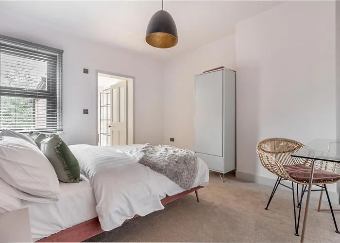 Host & Stay - Barton Road Retreat