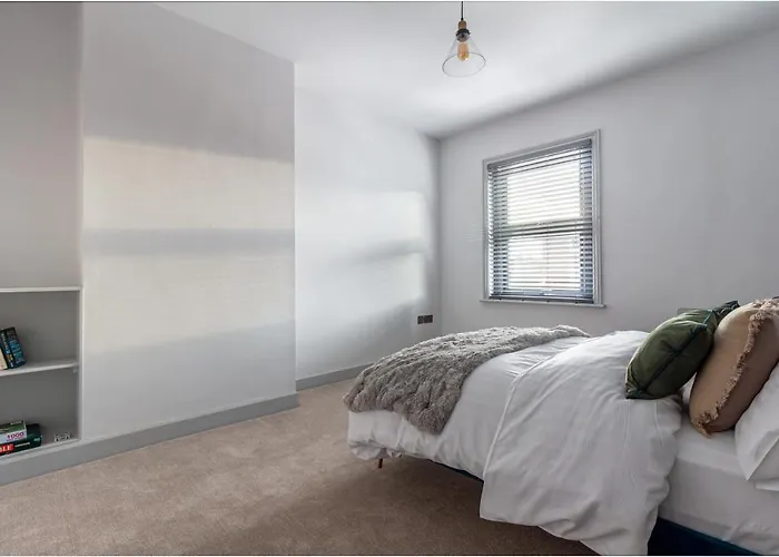 Host & Stay - Barton Road Retreat